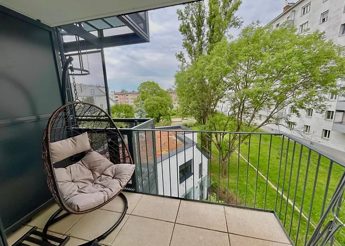 Modern Danube Apartment With Balcony & Free Parking